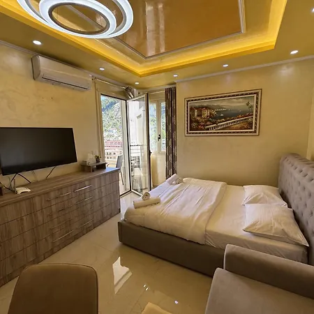 Gold & Violet Vlorë